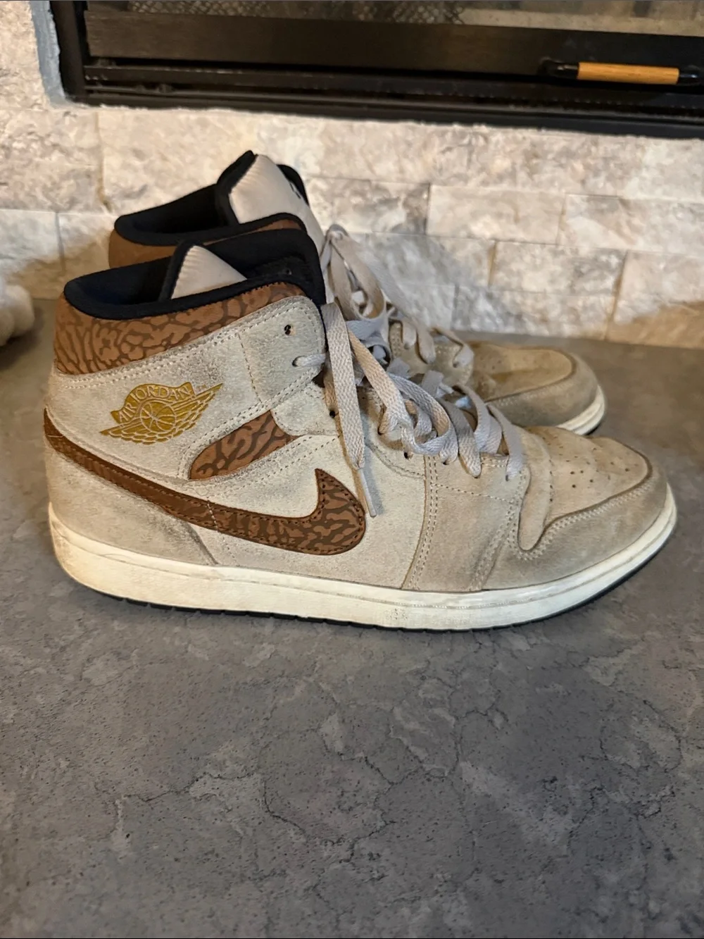 Air Jordan 1 Mid SE 
